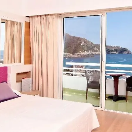 & S'entrador Playa 4*